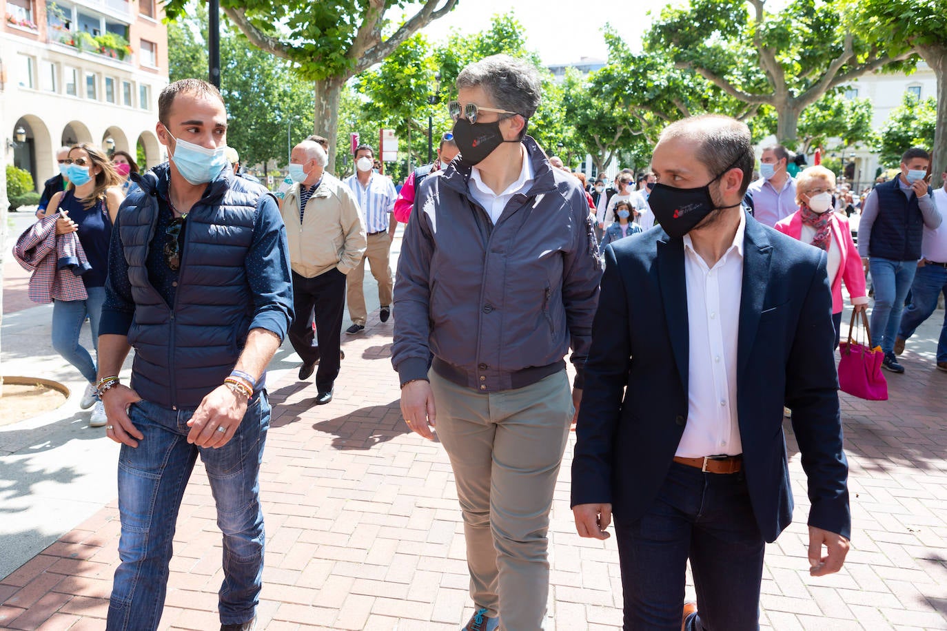 Diego Urdiales ha encabezado el 'paseo' taurino por El Espolón