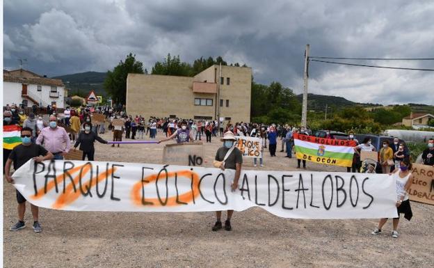 Más de 300 personas se manifiestan contra la construcción de un parque eólico en Aldealobos 