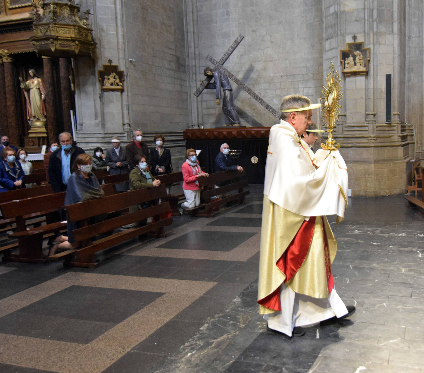 Los feligreses mostraron su respeto al paso de la Custodia en Logroño