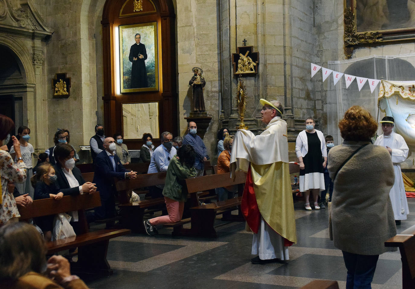 Los feligreses mostraron su respeto al paso de la Custodia en Logroño