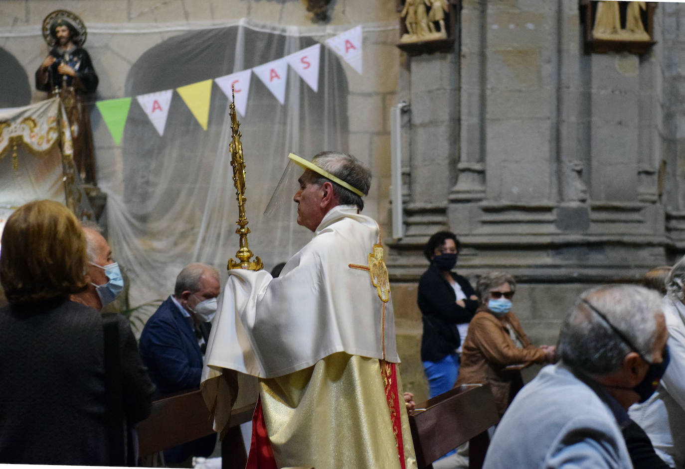 Los feligreses mostraron su respeto al paso de la Custodia en Logroño