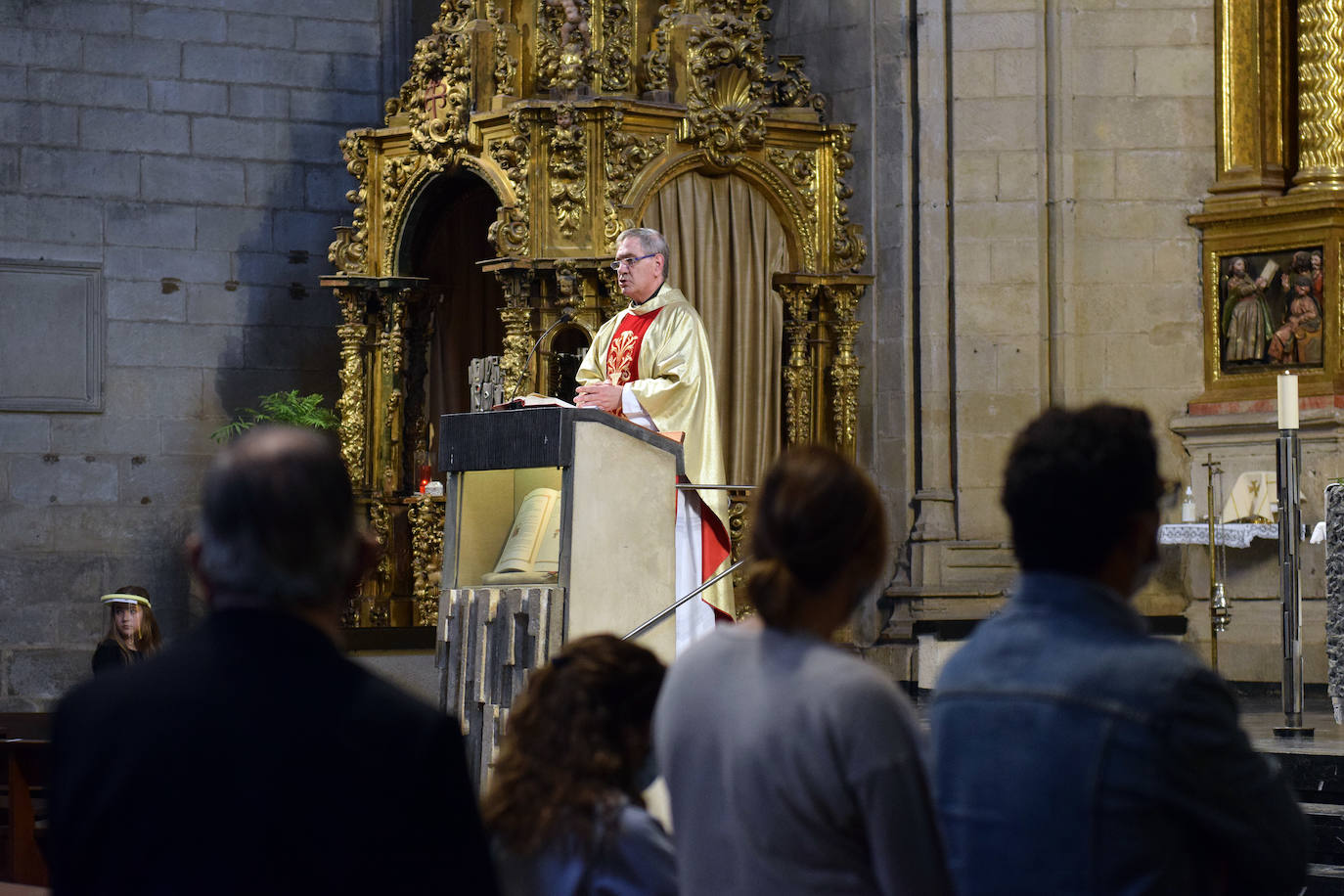 Los feligreses mostraron su respeto al paso de la Custodia en Logroño