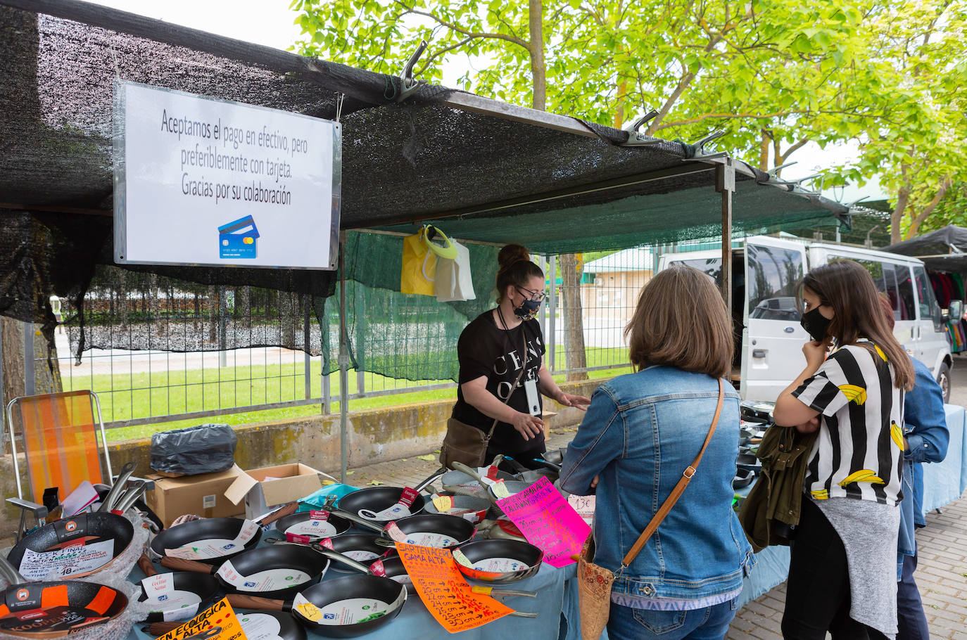 Las medidas de seguridad han sido la principal novedad de la apertura del popular mercado logroñés