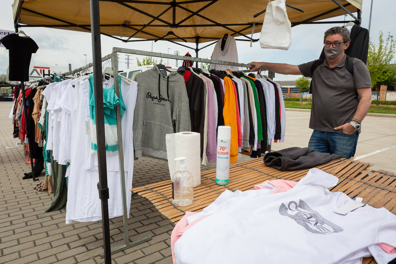 Las medidas de seguridad han sido la principal novedad de la apertura del popular mercado logroñés