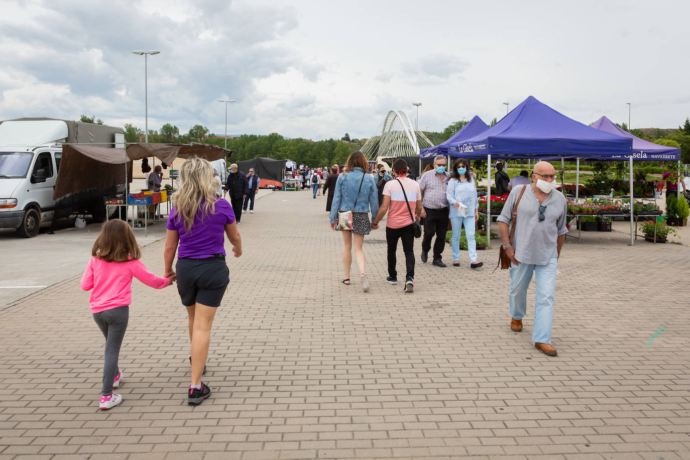 Las medidas de seguridad han sido la principal novedad de la apertura del popular mercado logroñés