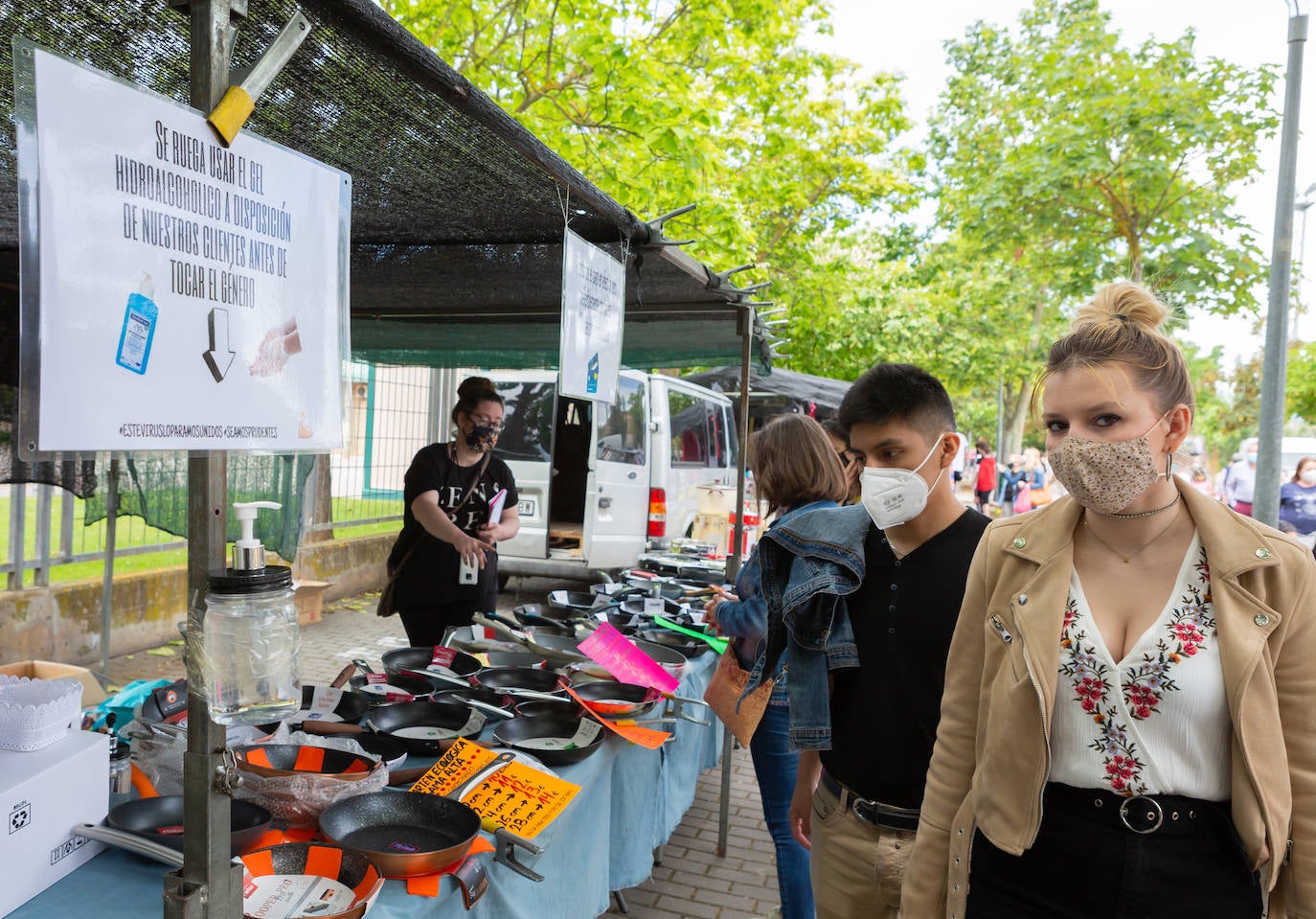 Las medidas de seguridad han sido la principal novedad de la apertura del popular mercado logroñés