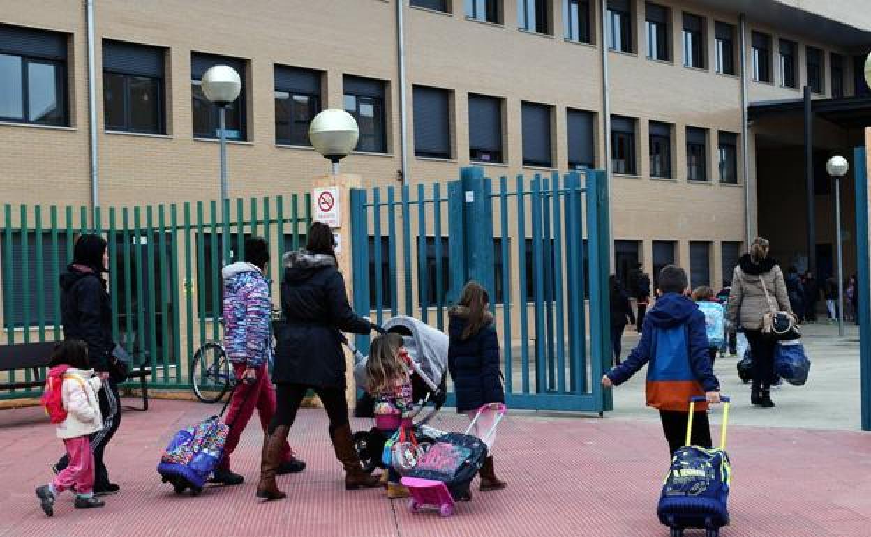 Niños entrando a un colegio.