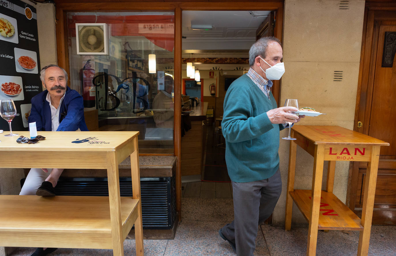 Aún no se escucha el bullicio habitual de un soleado mediodía, pero las calles Laurel y San Juan comienzan a recuperar el pulso. Bares como Achuri, Ángel, Páganos o Bueno... Bueno! ya han subido la verja y la avanzadilla de parroquianos habituales regresa, poco a poco, a sus barras.