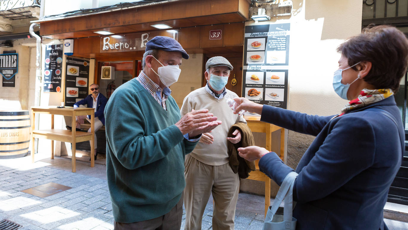 Aún no se escucha el bullicio habitual de un soleado mediodía, pero las calles Laurel y San Juan comienzan a recuperar el pulso. Bares como Achuri, Ángel, Páganos o Bueno... Bueno! ya han subido la verja y la avanzadilla de parroquianos habituales regresa, poco a poco, a sus barras.