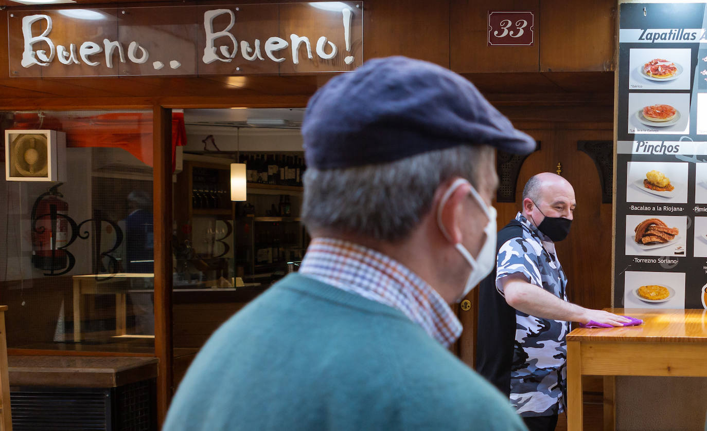 Aún no se escucha el bullicio habitual de un soleado mediodía, pero las calles Laurel y San Juan comienzan a recuperar el pulso. Bares como Achuri, Ángel, Páganos o Bueno... Bueno! ya han subido la verja y la avanzadilla de parroquianos habituales regresa, poco a poco, a sus barras.