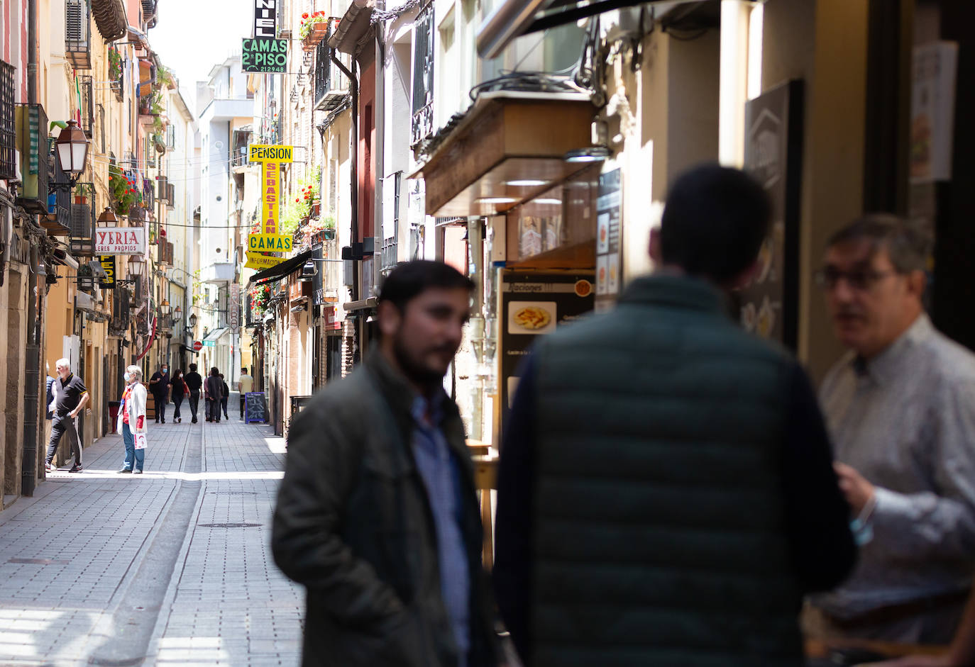 Aún no se escucha el bullicio habitual de un soleado mediodía, pero las calles Laurel y San Juan comienzan a recuperar el pulso. Bares como Achuri, Ángel, Páganos o Bueno... Bueno! ya han subido la verja y la avanzadilla de parroquianos habituales regresa, poco a poco, a sus barras.