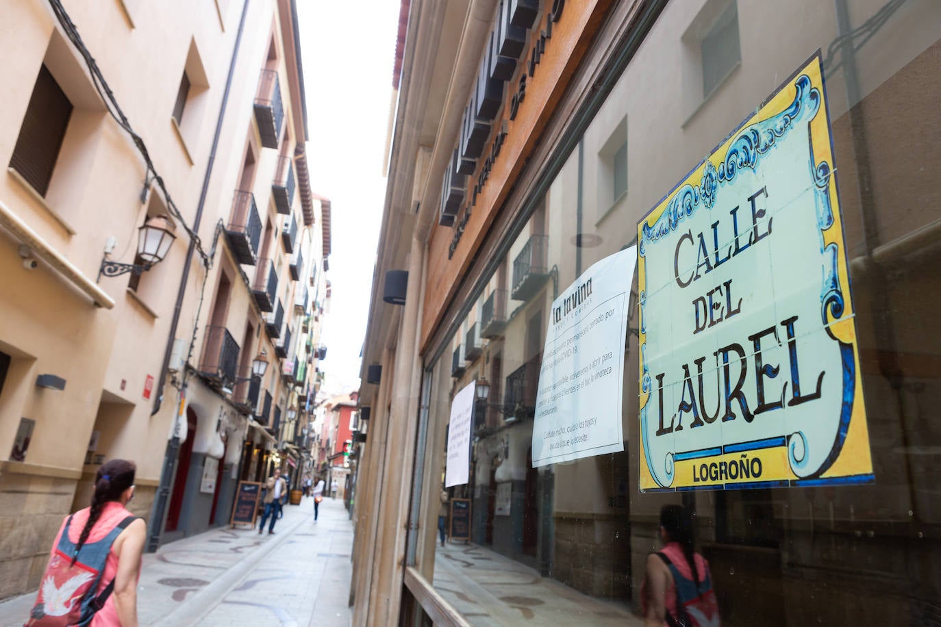 Aún no se escucha el bullicio habitual de un soleado mediodía, pero las calles Laurel y San Juan comienzan a recuperar el pulso. Bares como Achuri, Ángel, Páganos o Bueno... Bueno! ya han subido la verja y la avanzadilla de parroquianos habituales regresa, poco a poco, a sus barras.