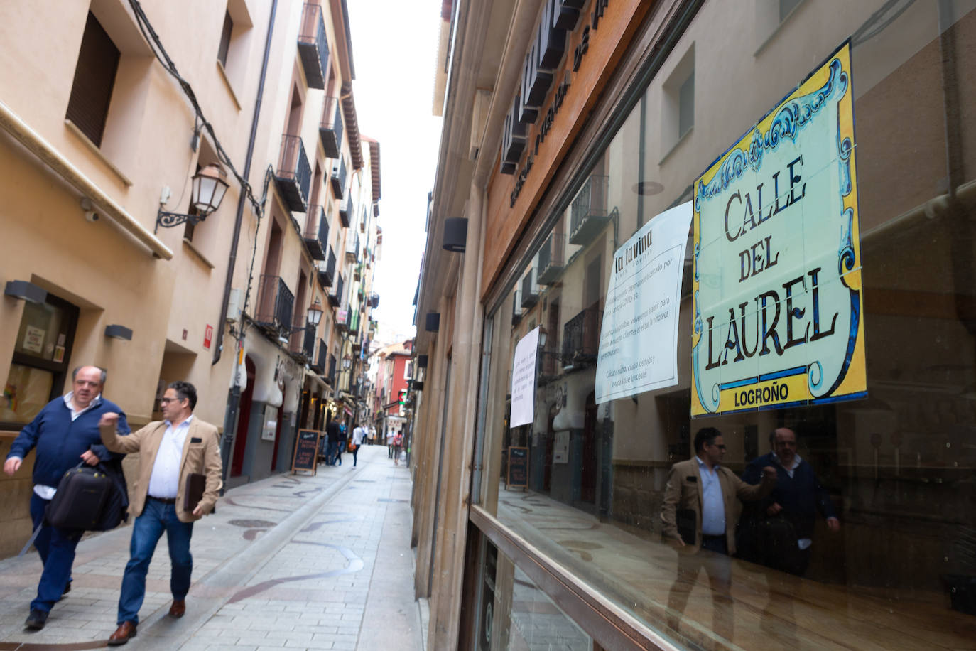 Aún no se escucha el bullicio habitual de un soleado mediodía, pero las calles Laurel y San Juan comienzan a recuperar el pulso. Bares como Achuri, Ángel, Páganos o Bueno... Bueno! ya han subido la verja y la avanzadilla de parroquianos habituales regresa, poco a poco, a sus barras.