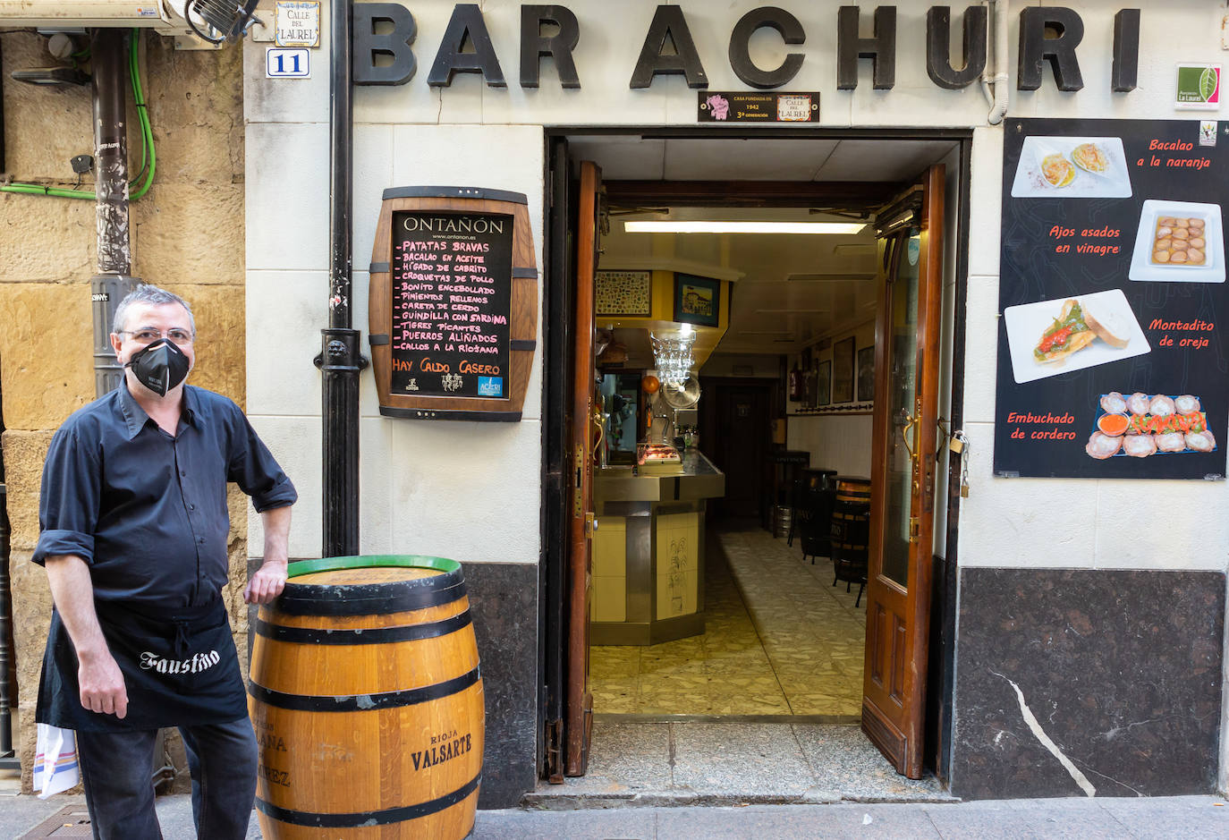 Aún no se escucha el bullicio habitual de un soleado mediodía, pero las calles Laurel y San Juan comienzan a recuperar el pulso. Bares como Achuri, Ángel, Páganos o Bueno... Bueno! ya han subido la verja y la avanzadilla de parroquianos habituales regresa, poco a poco, a sus barras.