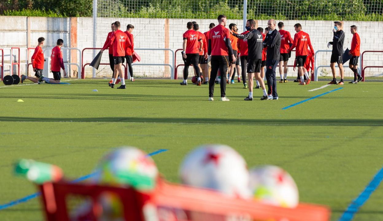 Los futbolistas del Varea, durante un entrenamiento tras volver a las rutinas para preparar la fase de ascenso. 