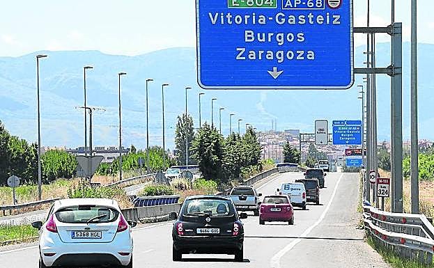 Una hilera de coches se dirigen a la AP-68 desde Logroño.
