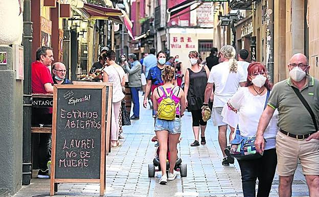 La Laurel, a mediodía de este domingo, con un cartel reivindicativo dando la bienvenida.