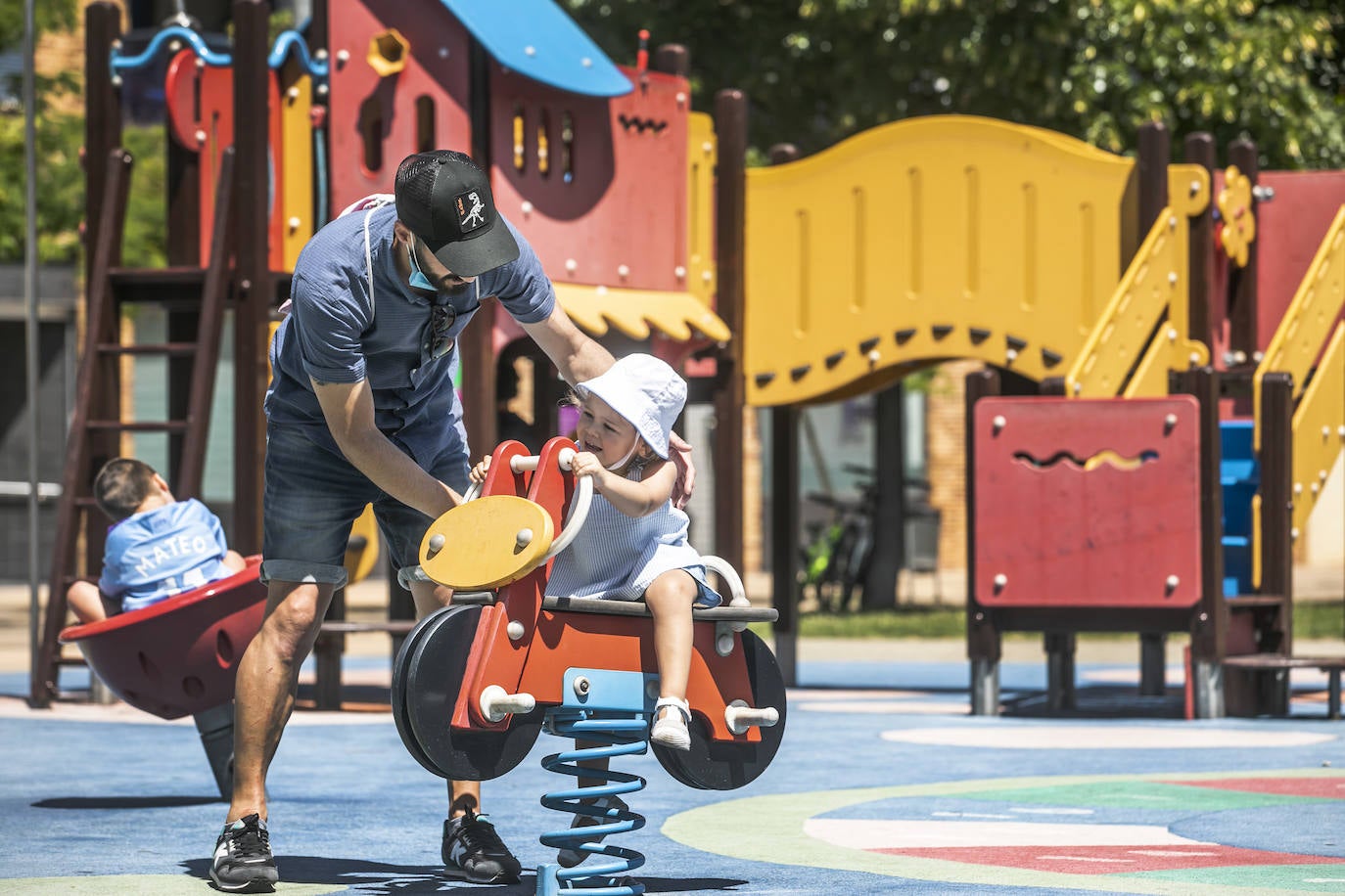 Mascarillas, geles... en las nuevas primeras horas de los juegos infantiles, que se desinfectarán a diario a primera hora de la mañana 