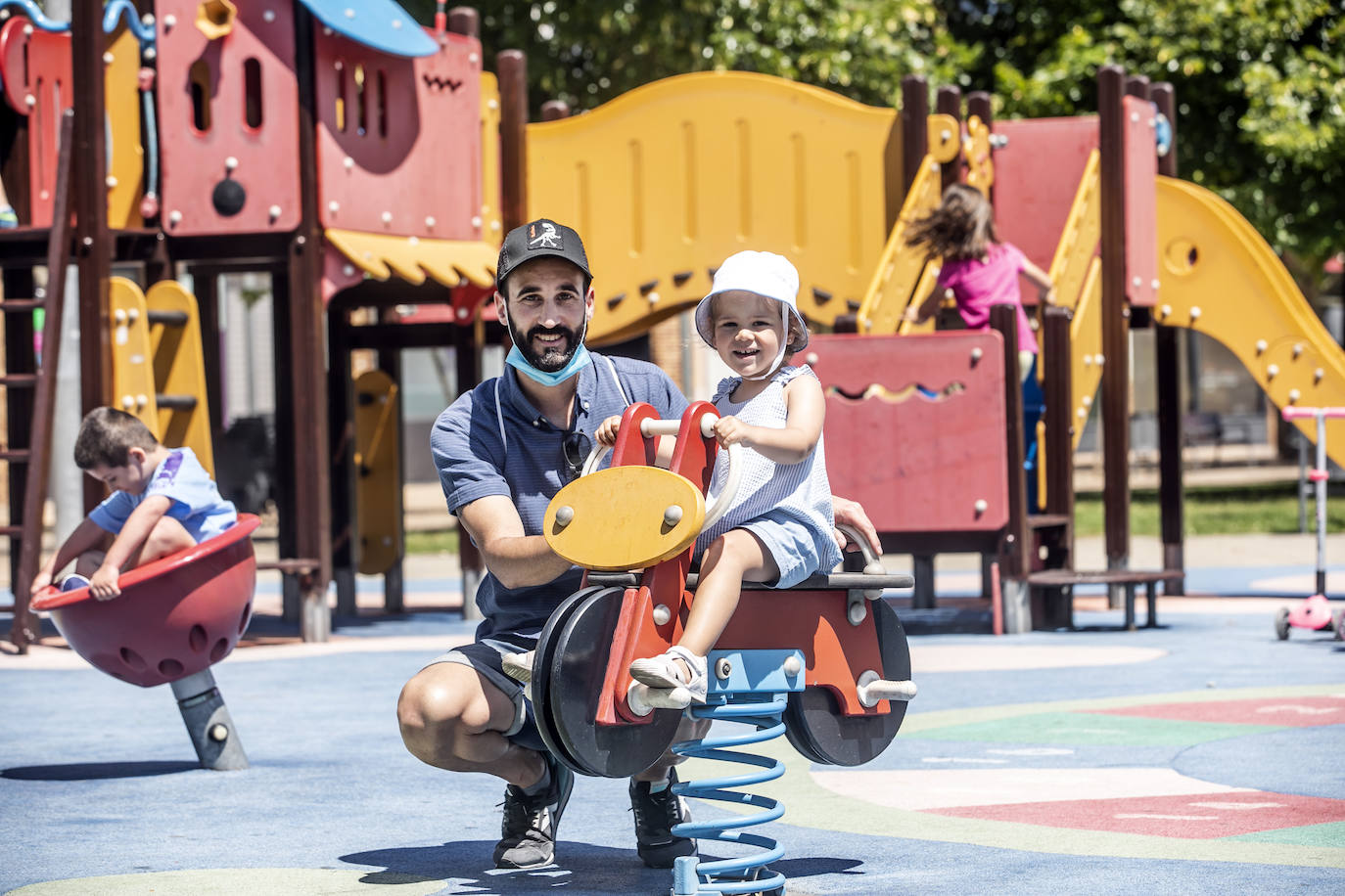 Mascarillas, geles... en las nuevas primeras horas de los juegos infantiles, que se desinfectarán a diario a primera hora de la mañana 