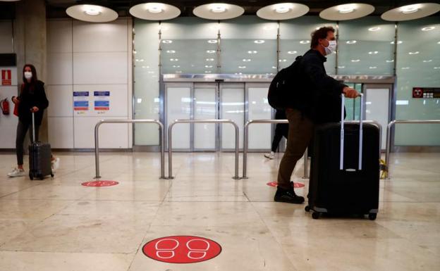 Dos pasajeros en el Aeropuerto Adolfo Suárez-Barajas