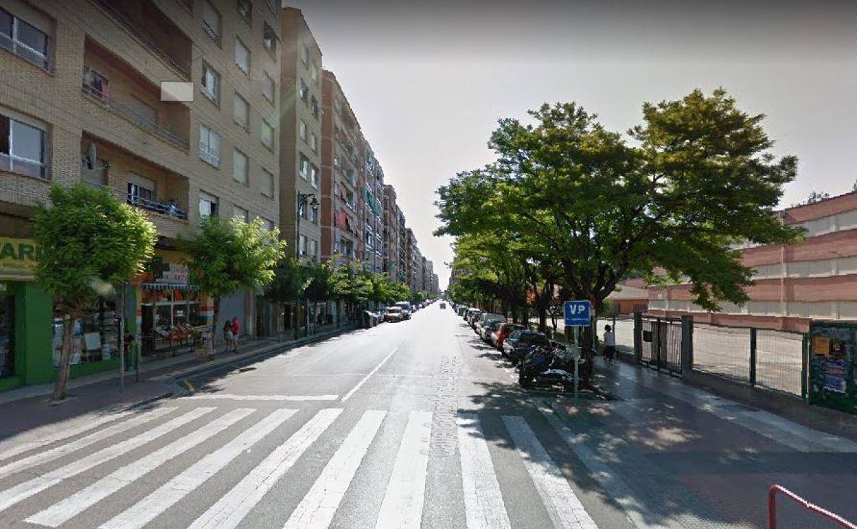 El ciclista se ha caído en la calle Gonzalo de Berceo de Logroño.