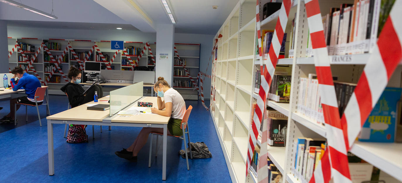 La Biblioteca de La Rioja reabre con un protocolo de sillas marcadas en verde y amarillo para garantizar el uso alterno. La Rafael Azcona se queda sin sitios en víspera de la EBAU. 