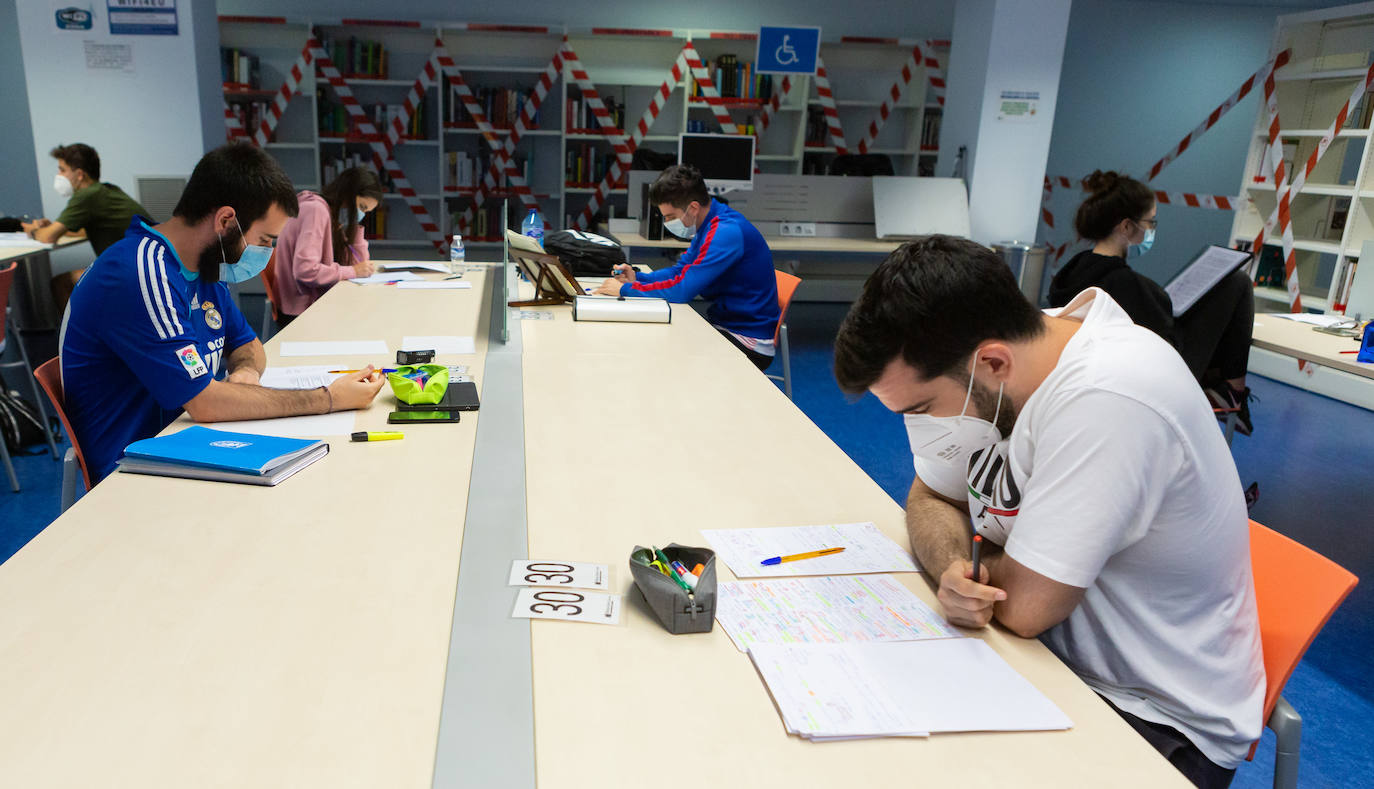 La Biblioteca de La Rioja reabre con un protocolo de sillas marcadas en verde y amarillo para garantizar el uso alterno. La Rafael Azcona se queda sin sitios en víspera de la EBAU. 