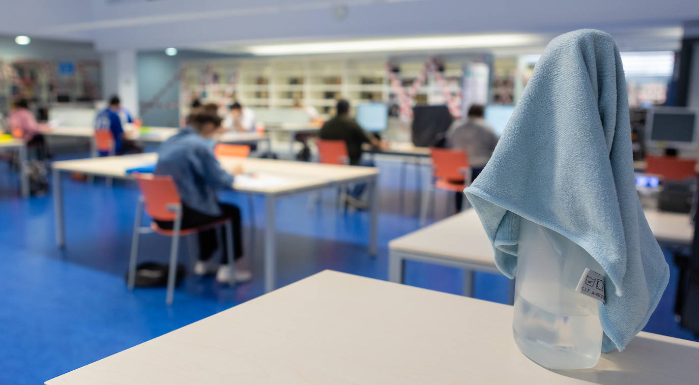 La Biblioteca de La Rioja reabre con un protocolo de sillas marcadas en verde y amarillo para garantizar el uso alterno. La Rafael Azcona se queda sin sitios en víspera de la EBAU. 