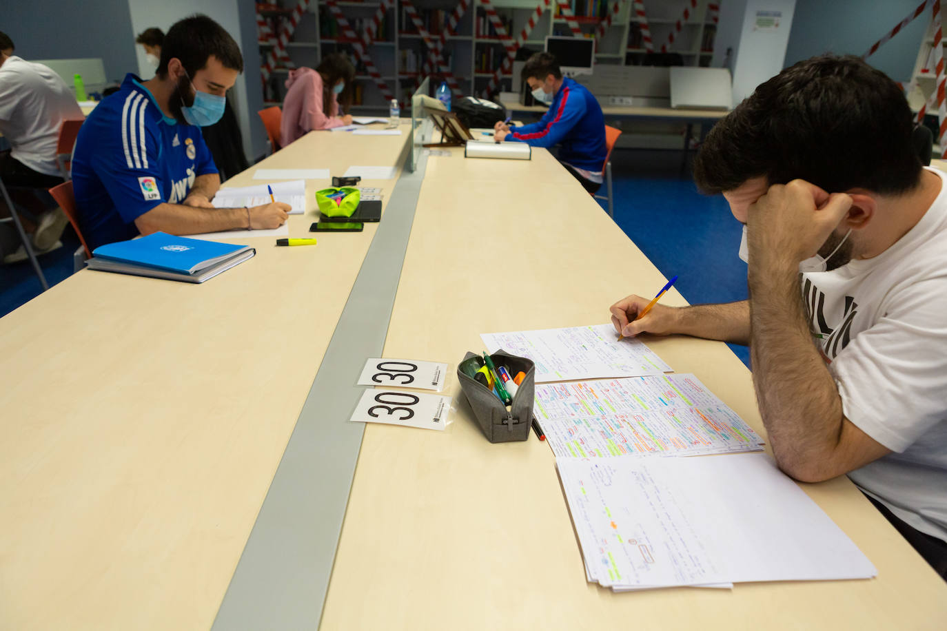 La Biblioteca de La Rioja reabre con un protocolo de sillas marcadas en verde y amarillo para garantizar el uso alterno. La Rafael Azcona se queda sin sitios en víspera de la EBAU. 