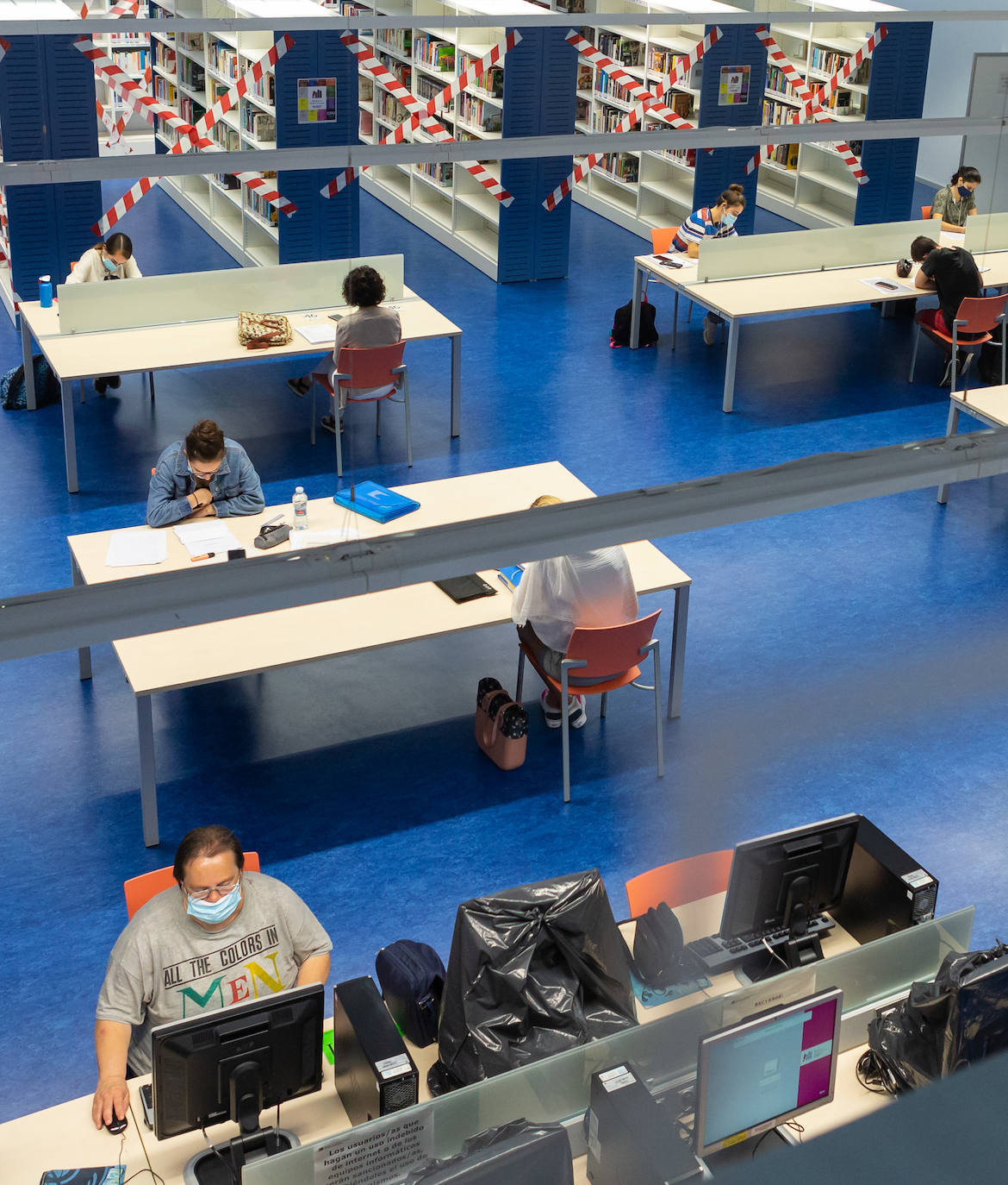 La Biblioteca de La Rioja reabre con un protocolo de sillas marcadas en verde y amarillo para garantizar el uso alterno. La Rafael Azcona se queda sin sitios en víspera de la EBAU. 