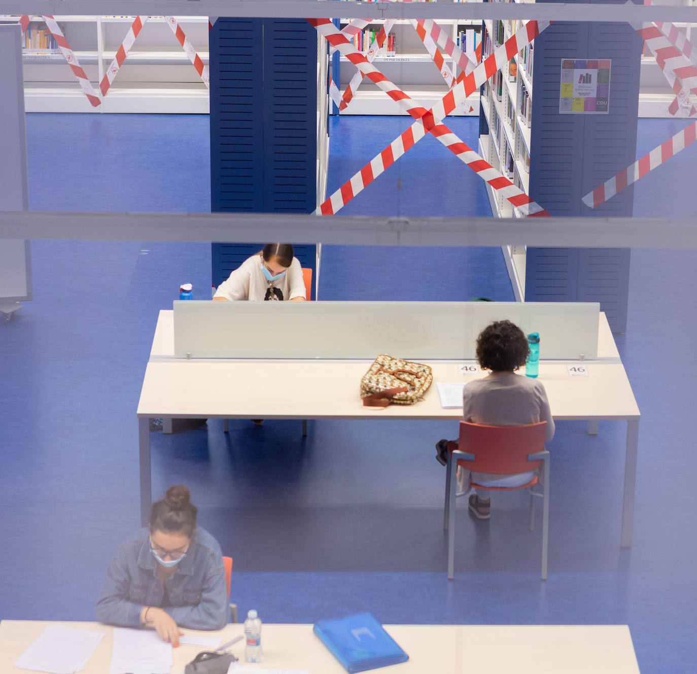 La Biblioteca de La Rioja reabre con un protocolo de sillas marcadas en verde y amarillo para garantizar el uso alterno. La Rafael Azcona se queda sin sitios en víspera de la EBAU. 