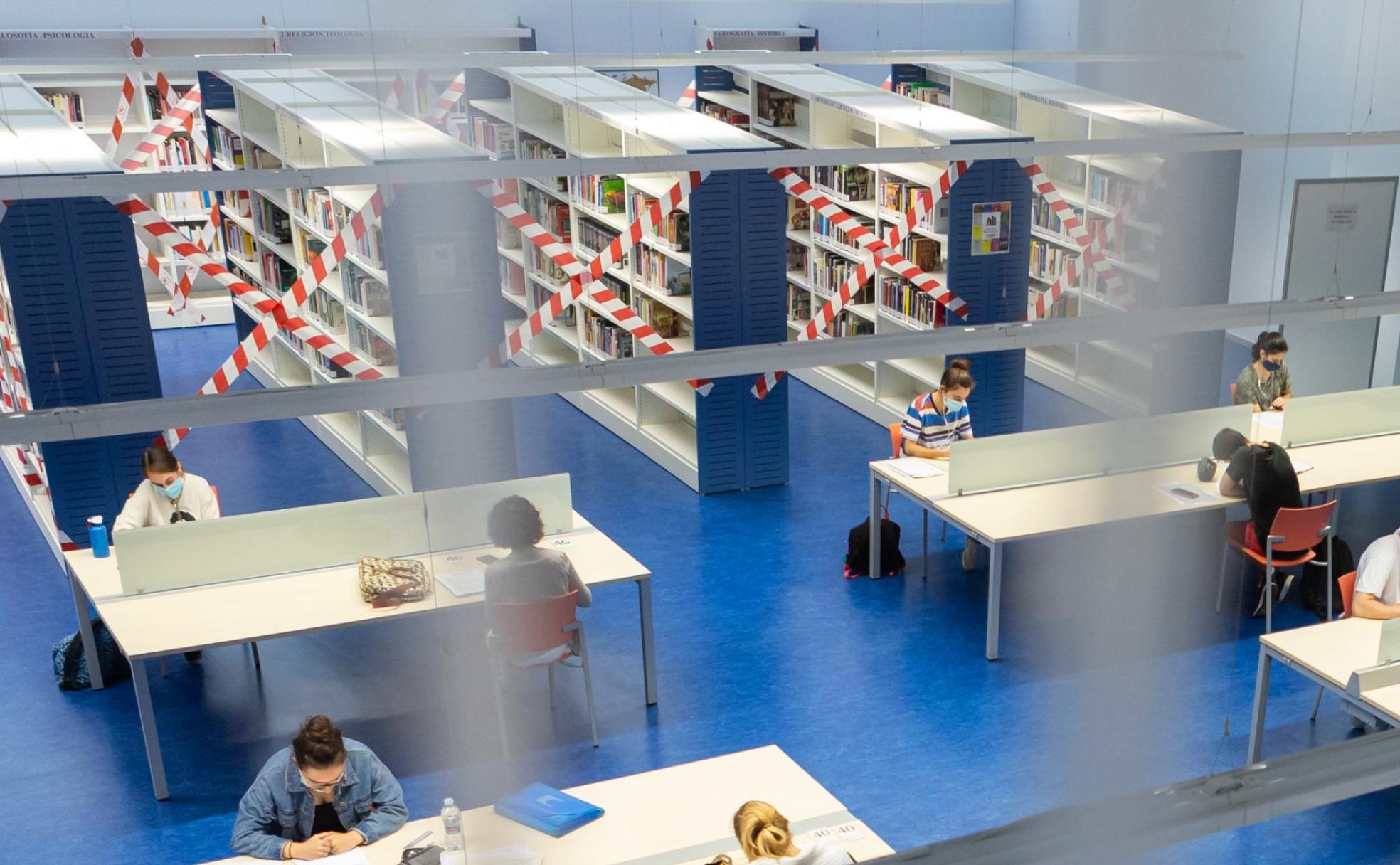  Rafael Azcona. Sala de estudio, con las librerías clausuradas al fondo.