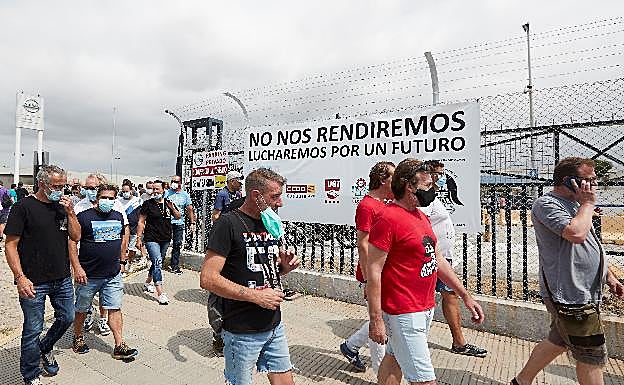 Nissan dispuesta a salvar 400 empleos mientras que los sindicatos se niegan a negociar el cierre de la planta