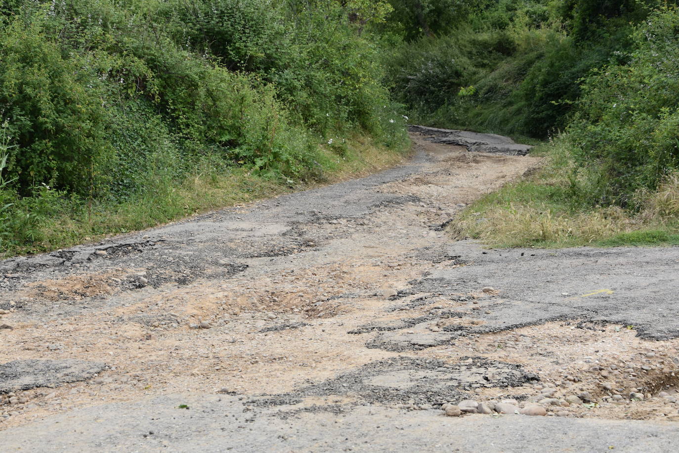 La consejera Eva Hita acudió este lunes a las zonas afectadas para comprobar los destrozos las infraestructuras de Ocón