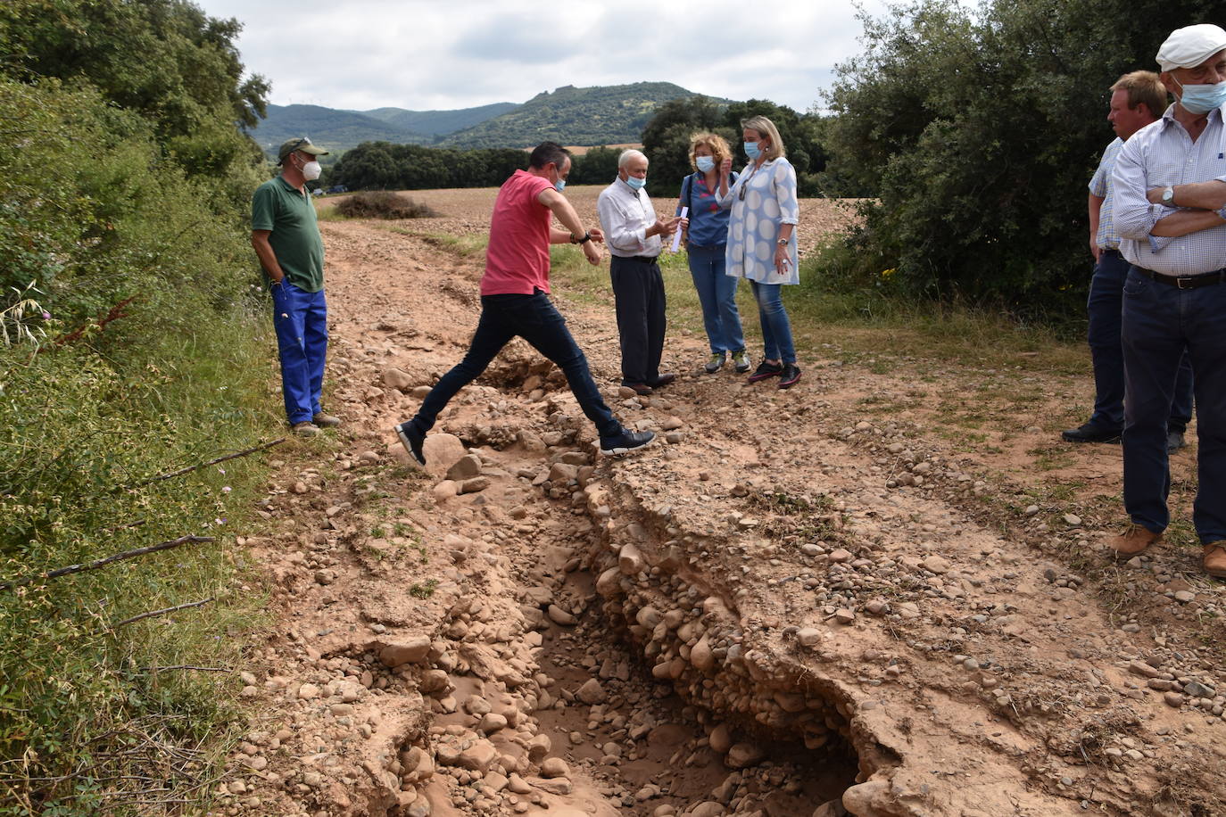 La consejera Eva Hita acudió este lunes a las zonas afectadas para comprobar los destrozos las infraestructuras de Ocón