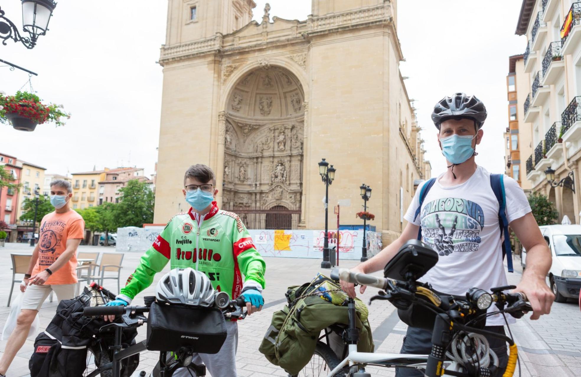 José y Joel Vila, padre e hijo de Tarrasa, a punto de retomar el Camino desde Logroño el lunes. 