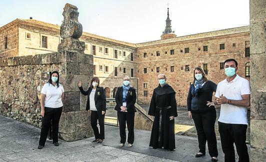 El prior, Pedro Merino, y los trabajadores que atienden al turista en el monasterio de Yuso. 