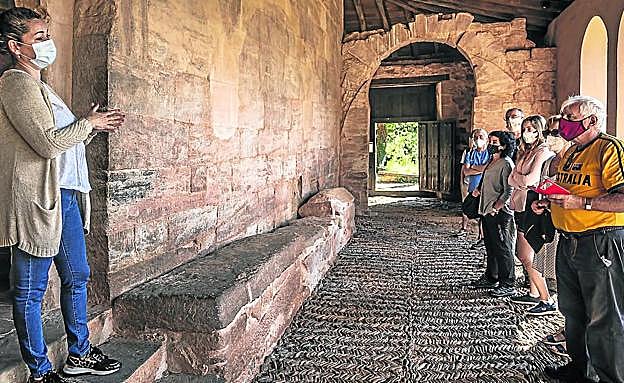 Suso. En este cenobio arranca el recorrido de los visitantes, que ayer regresaron a San Millán tras los meses de confinamiento. 