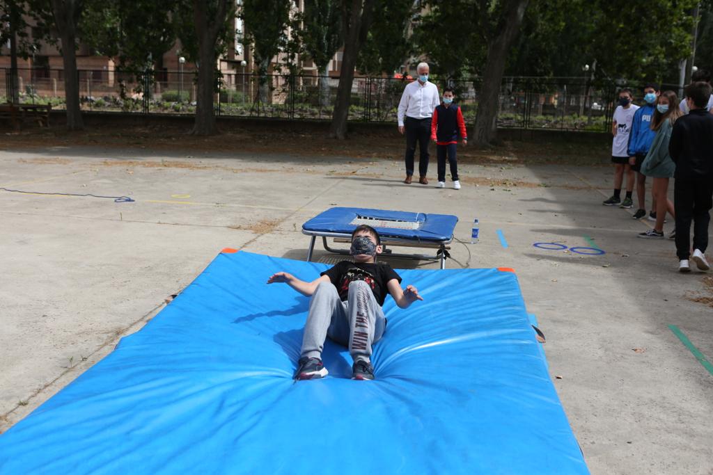 Hermoso de Mendoza ha visitado a los asistentes al primer turno del campamento urbano municipal que se desarrolla hasta el 10 de julio en el polideportivo IX Centenario, que cuenta con 45 plazas, ha precisado el Consistorio de la capital riojana.