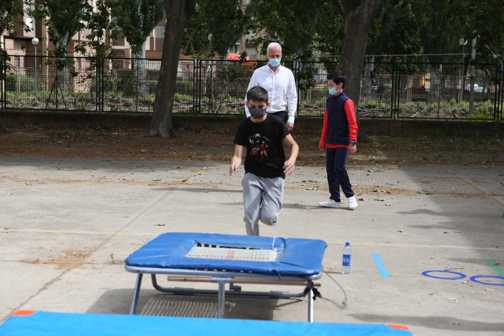 Hermoso de Mendoza ha visitado a los asistentes al primer turno del campamento urbano municipal que se desarrolla hasta el 10 de julio en el polideportivo IX Centenario, que cuenta con 45 plazas, ha precisado el Consistorio de la capital riojana.