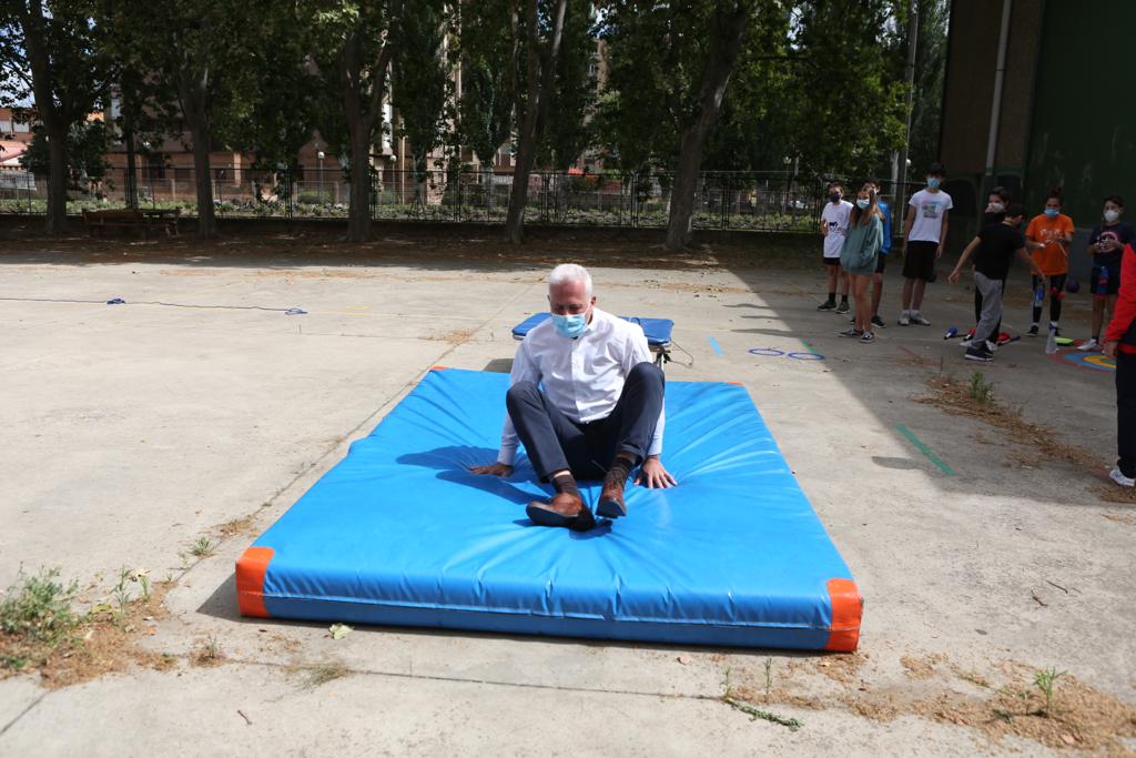 Hermoso de Mendoza ha visitado a los asistentes al primer turno del campamento urbano municipal que se desarrolla hasta el 10 de julio en el polideportivo IX Centenario, que cuenta con 45 plazas, ha precisado el Consistorio de la capital riojana.