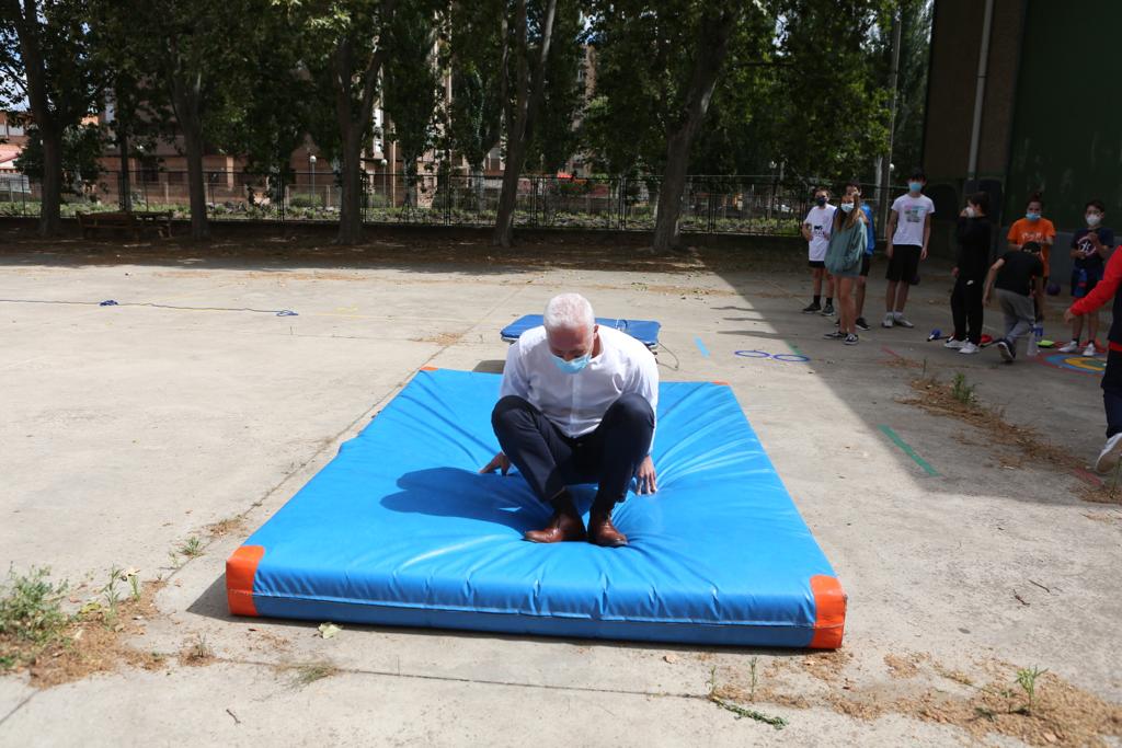 Hermoso de Mendoza ha visitado a los asistentes al primer turno del campamento urbano municipal que se desarrolla hasta el 10 de julio en el polideportivo IX Centenario, que cuenta con 45 plazas, ha precisado el Consistorio de la capital riojana.