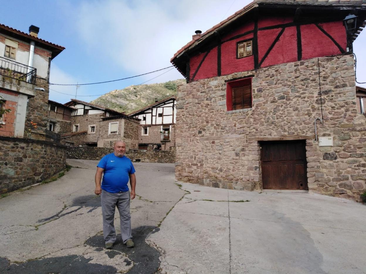 Con la colaboración deAndrés Escolar López, alcalde de Rabanera, posa en el propio pueblo. 