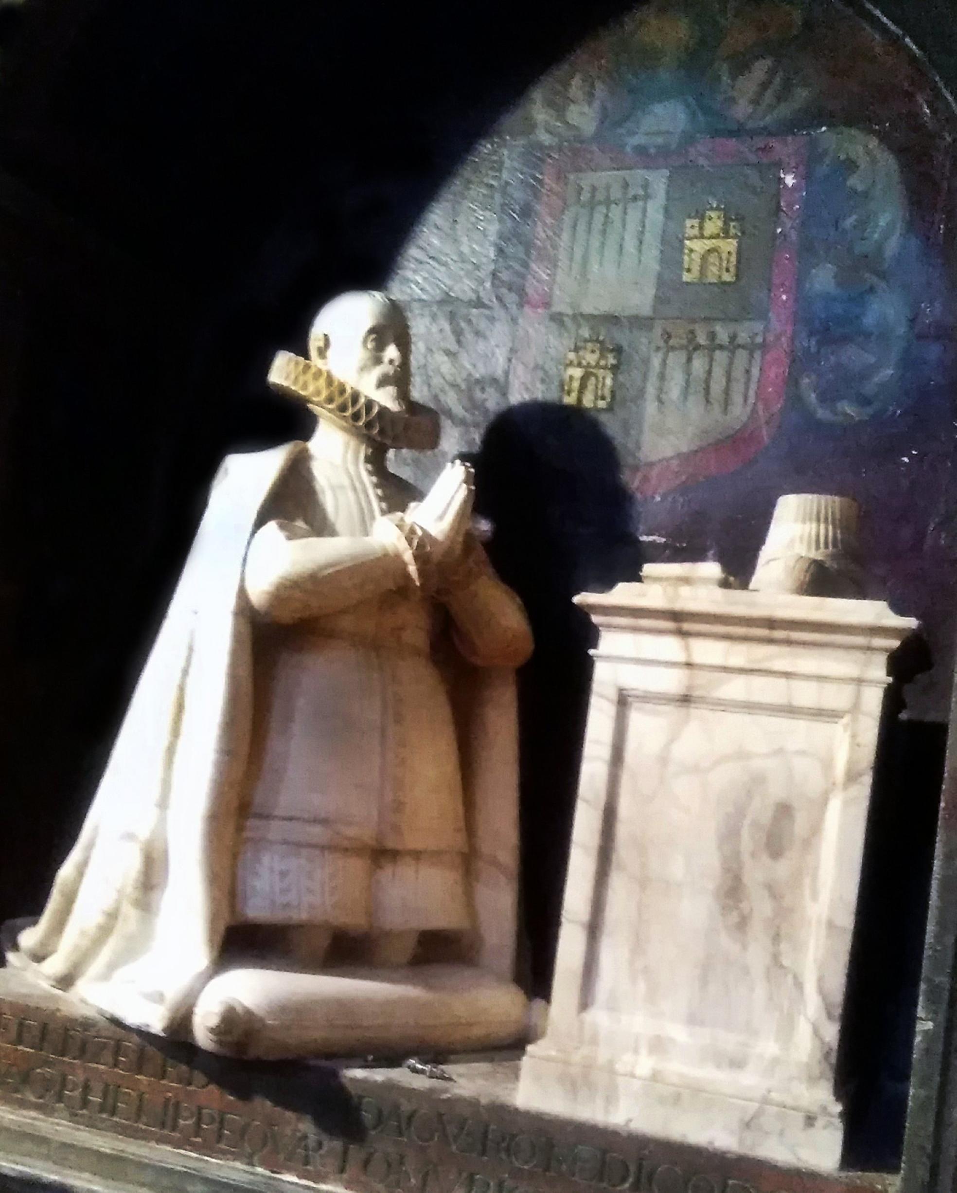 Monumento funerario de alabastro del doctor Celedón Pardo Agüero, en la parroquia de San Miguel de Tricio. La inscripción reza: «Aquí yace el doctor Zeledón Pardo de Agüero, médico de cámara de su majestad Felipe IV. Murió el año 1637». 