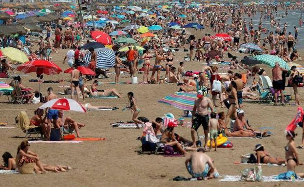 Vista de la playa de la Malvarrosa (Valencia) durante este primer fin de semana de julio.