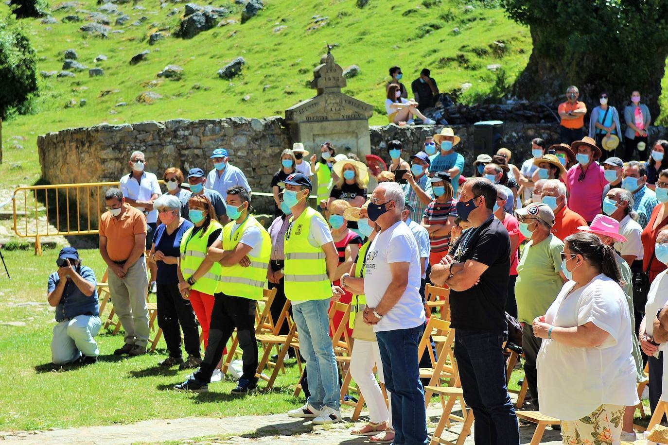 Cerca de 400 personas asisten a la celebración de la romería del primer domingo de julio en la Ermita de la Virgen de Lomos de Orios en Villoslada de Cameros