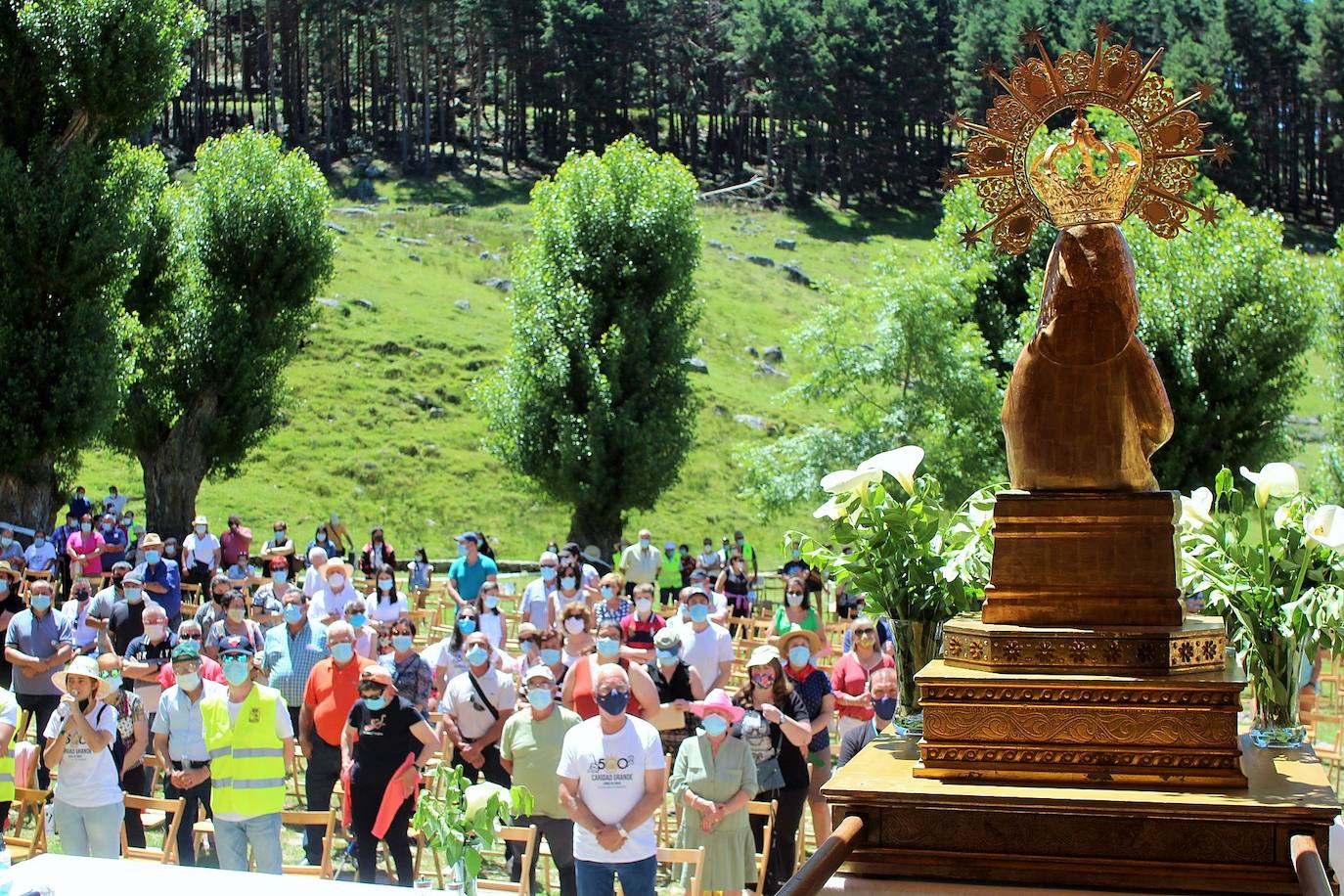 Cerca de 400 personas asisten a la celebración de la romería del primer domingo de julio en la Ermita de la Virgen de Lomos de Orios en Villoslada de Cameros