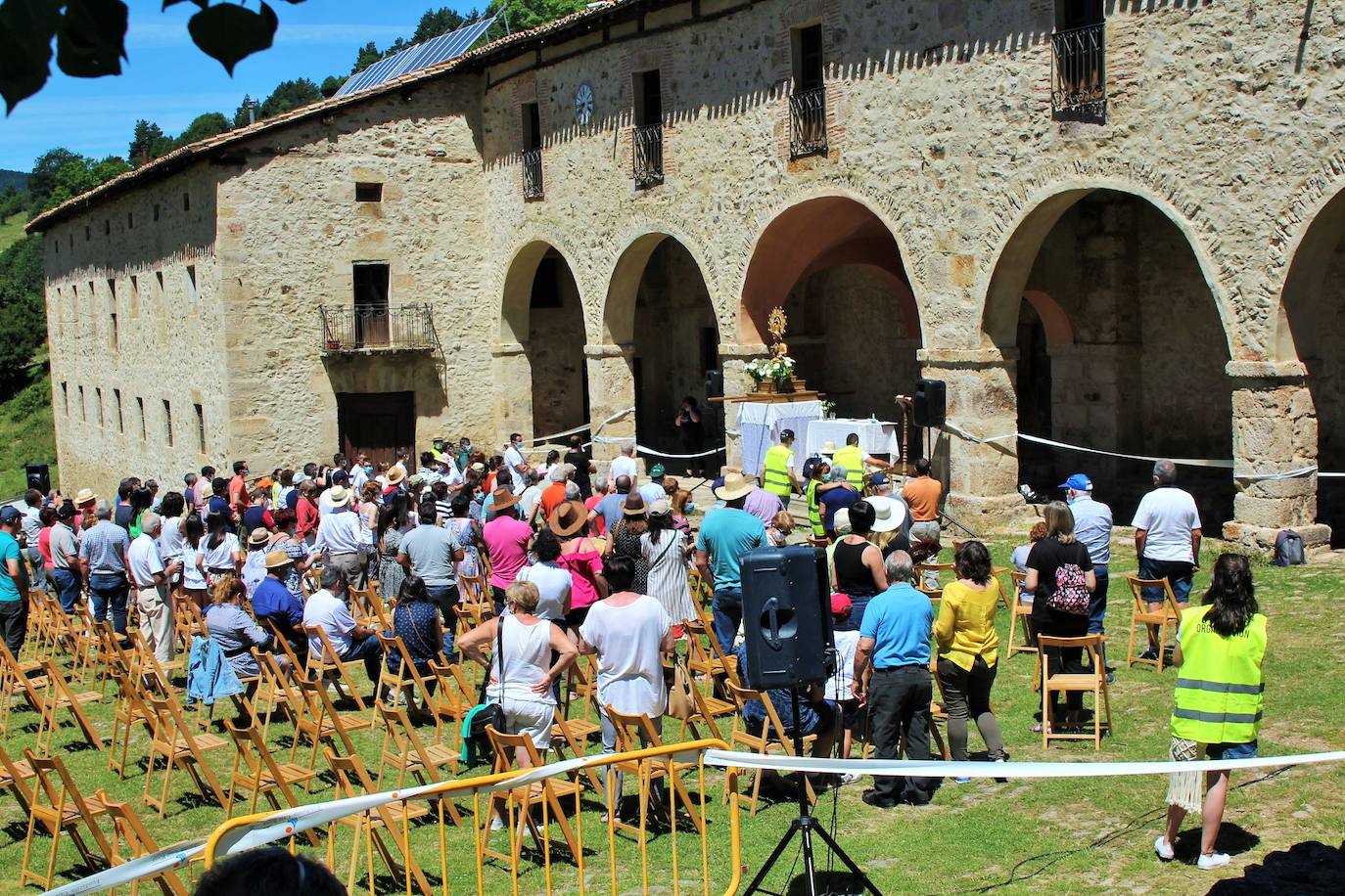 Cerca de 400 personas asisten a la celebración de la romería del primer domingo de julio en la Ermita de la Virgen de Lomos de Orios en Villoslada de Cameros