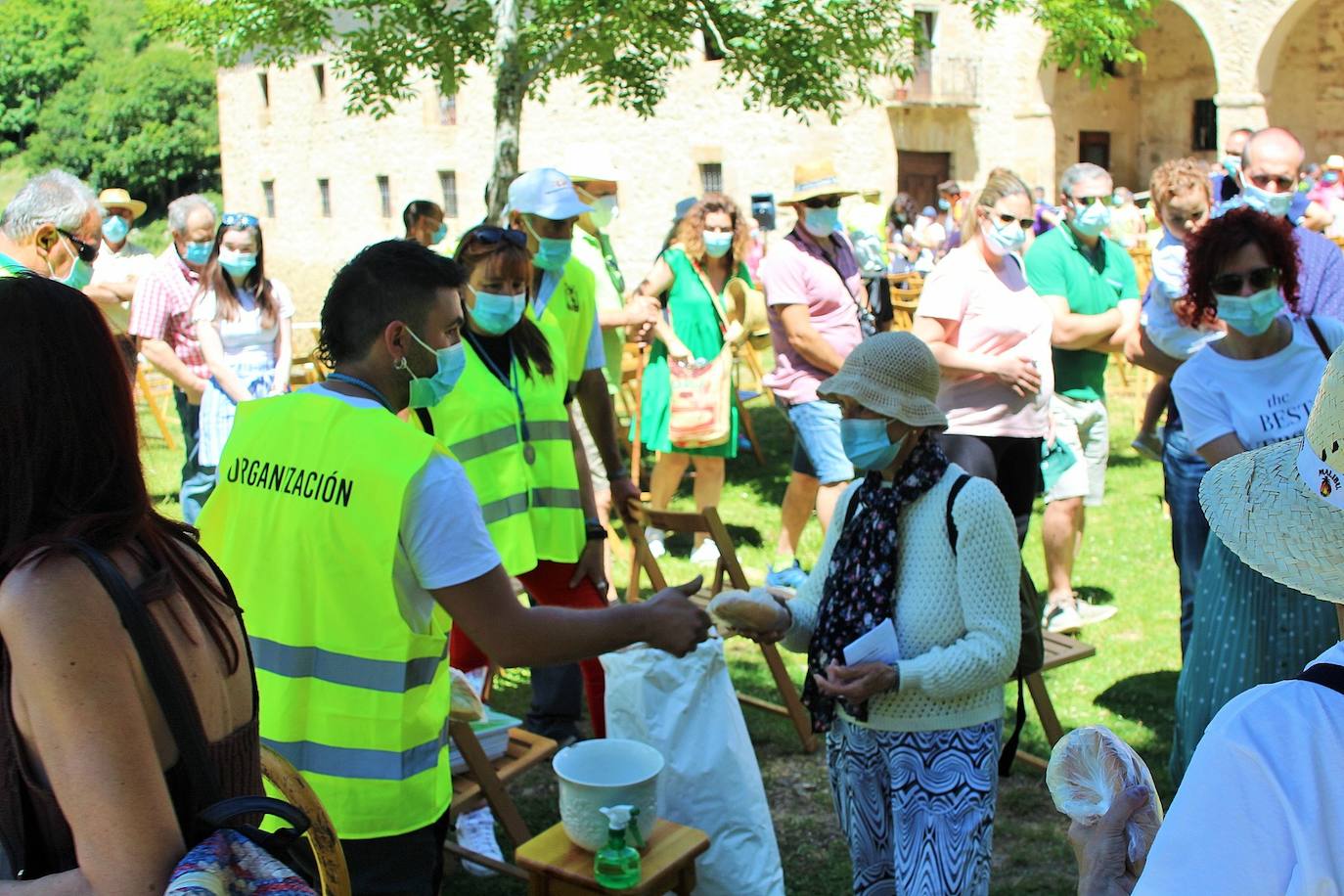 Cerca de 400 personas asisten a la celebración de la romería del primer domingo de julio en la Ermita de la Virgen de Lomos de Orios en Villoslada de Cameros