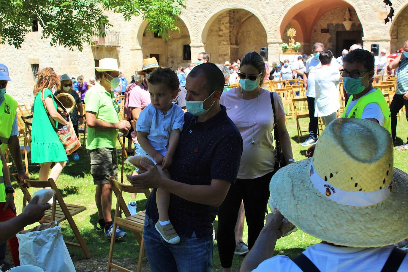 Cerca de 400 personas asisten a la celebración de la romería del primer domingo de julio en la Ermita de la Virgen de Lomos de Orios en Villoslada de Cameros